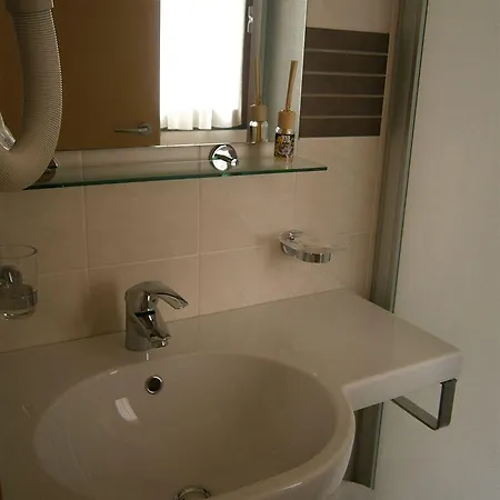 Arianna Hill House Bed & Breakfast 3*