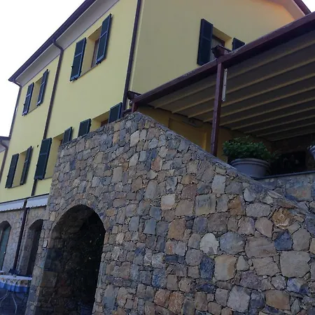 Arianna Hill House 3*