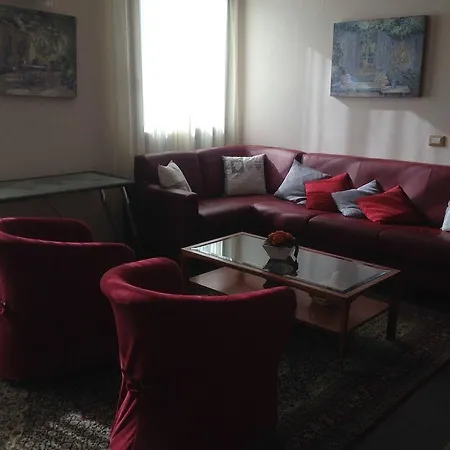 Arianna Hill House فندق مبيت وإفطار 3*